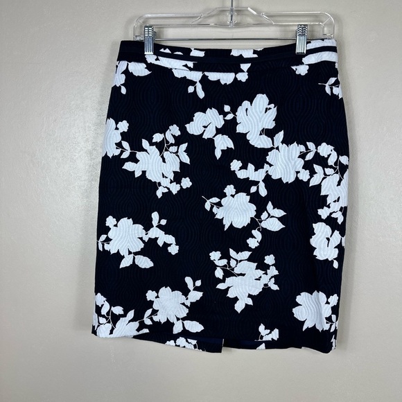 Talbots Dresses & Skirts - Talbots petit 10 w 15-1/2 hip 19 length 21 1/2  6”slit back hidden zipper back